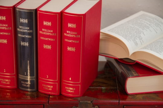 书桌上红色书本书籍静物摄影