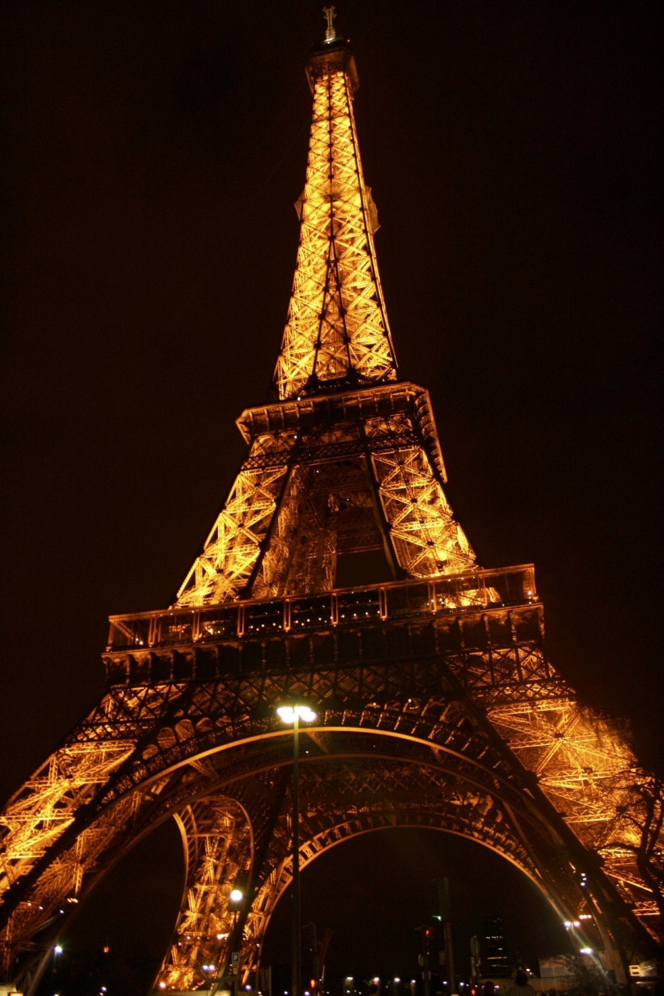 夜色下灯火通明的的壮美埃菲尔铁塔