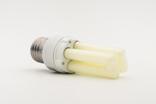 白色桌面摆放节能灯管静物