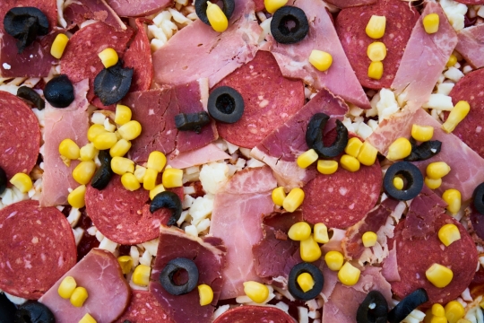 欧美腊肠火腿牛肉玉米披萨美食摄影