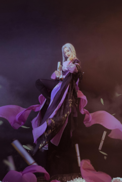 美女摄影_长发美女紫色长袍高清特写