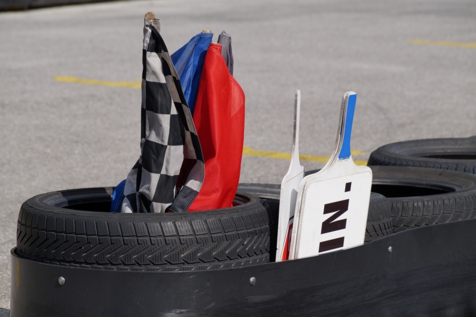 赛车比赛赛道上堆放的裁判用具摄影