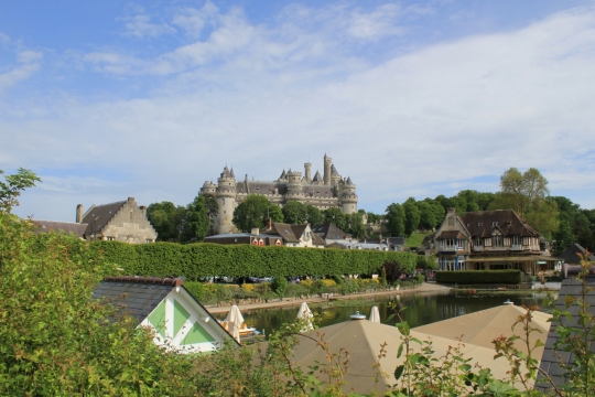 环境优美河流木屋建筑绿植风光