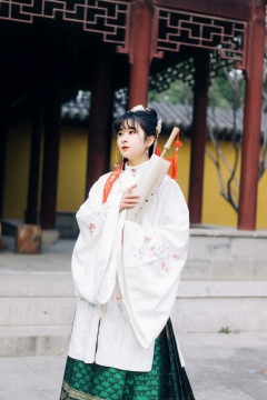 园林古风持伞美女拍摄图