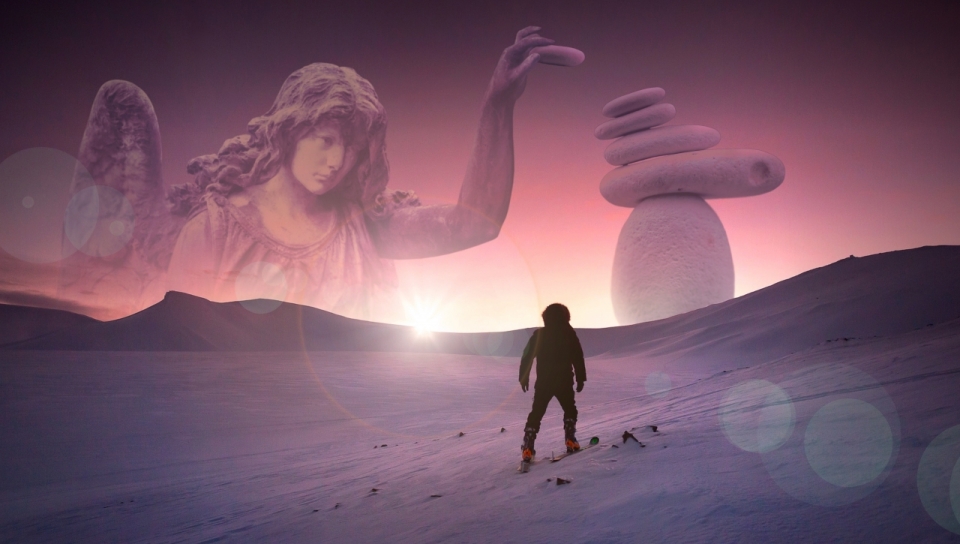 日出时的沙漠旅行者和的叠石头的天使幻影