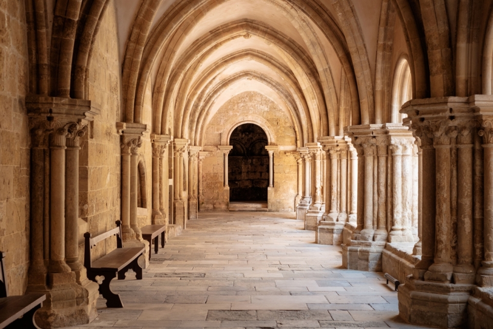 欧美中世纪复古建筑风格走廊