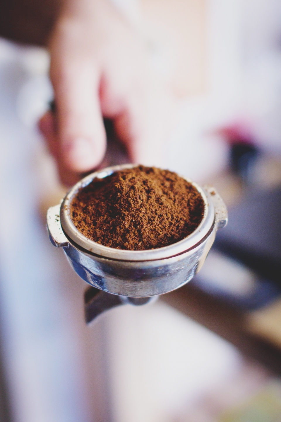 放在器械中精细研磨的咖啡粉