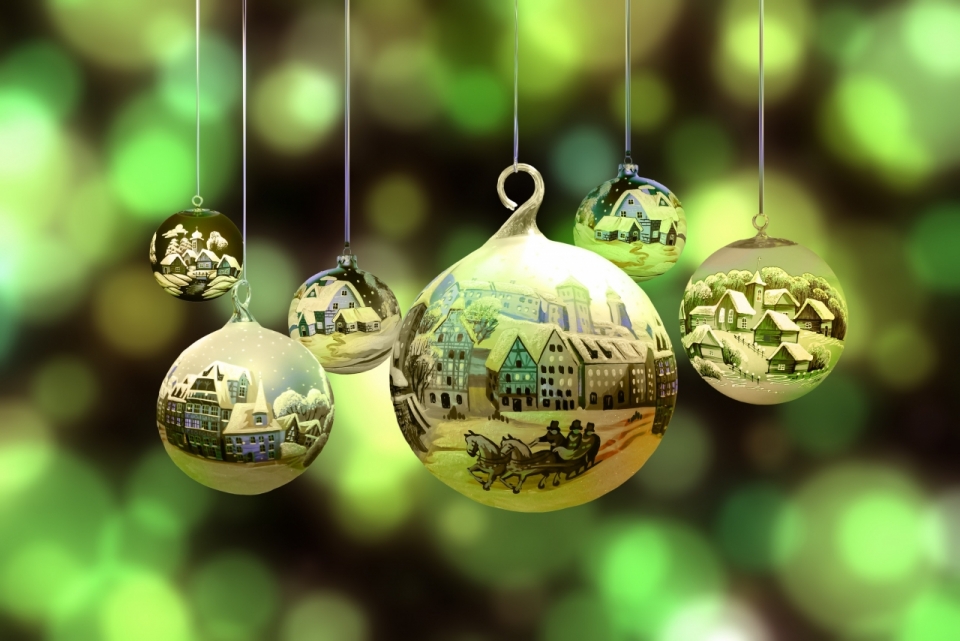 绿色虚化背景前金色小球挂饰和球中雪景城堡