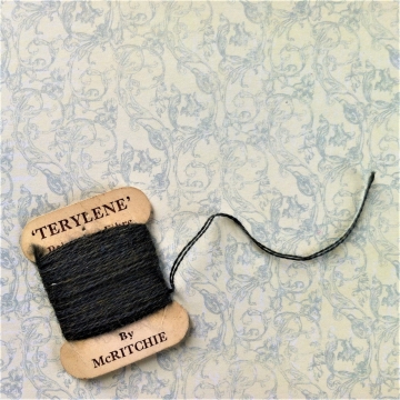 桌布上缠绕黑色棉线微距摆拍