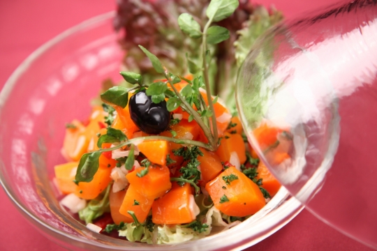 红色桌面透明玻璃容器新鲜美味蔬菜料理