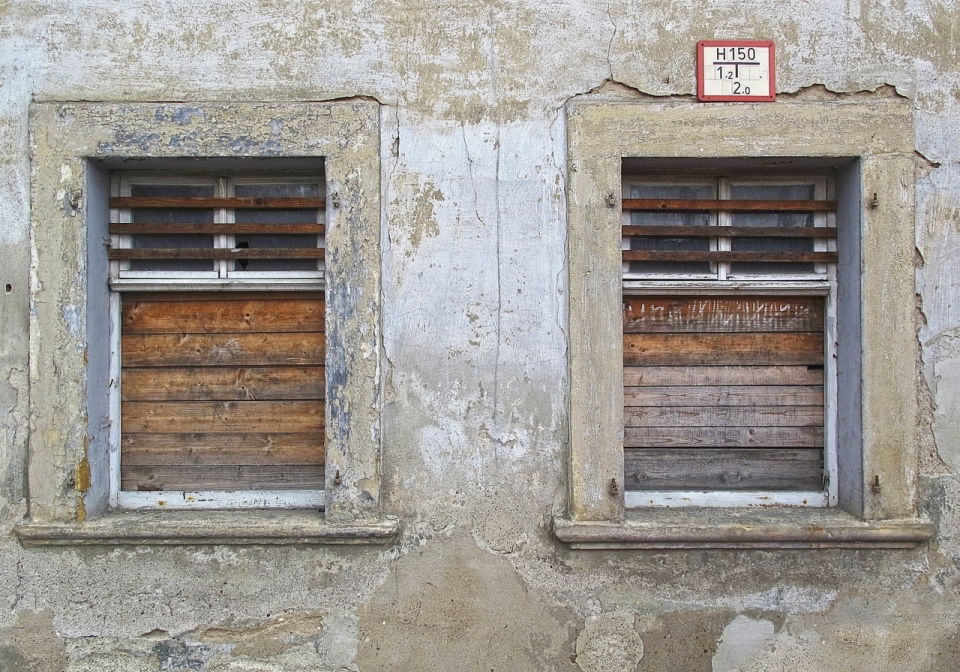 城市老旧建筑石质墙壁木质窗户
