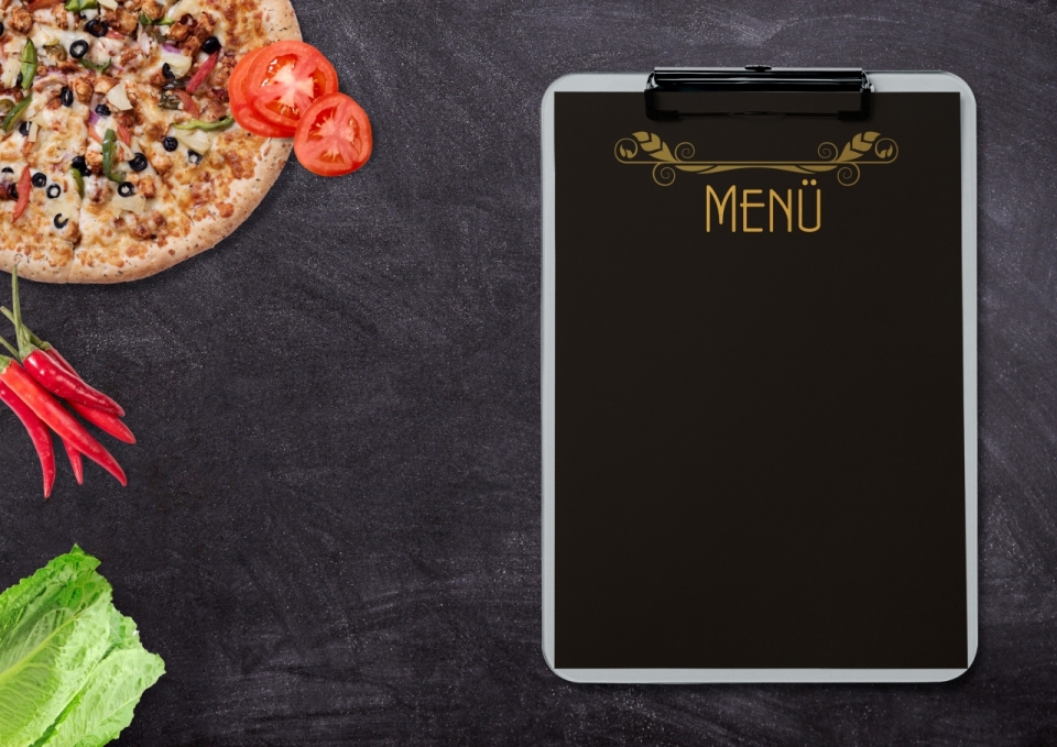 黑色桌面菜单和新鲜披萨配料蔬菜