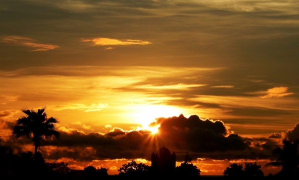 夕阳落下天空照耀金色光辉美景