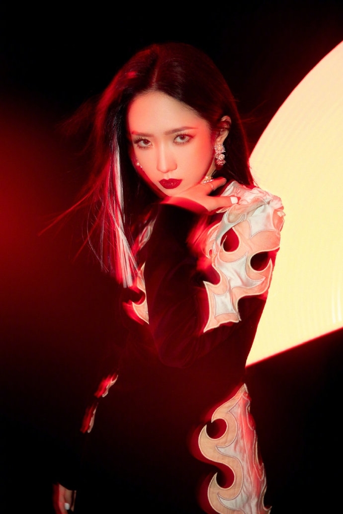 性感美女明星孟美岐妩媚优雅个性写真