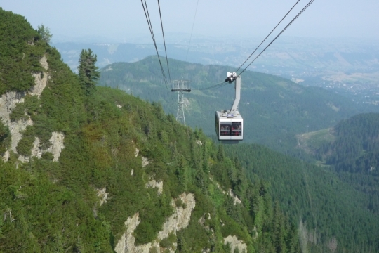 穿行茂密山林悬崖登山缆车景观