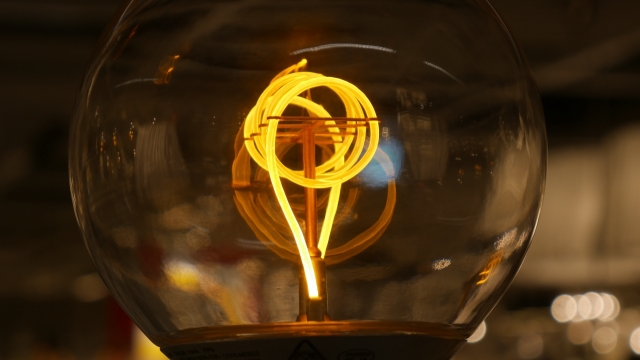 灯泡中金色发光灯丝特写摄影