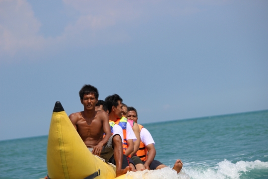 晴朗天气海中橡皮艇跨坐冲浪游戏