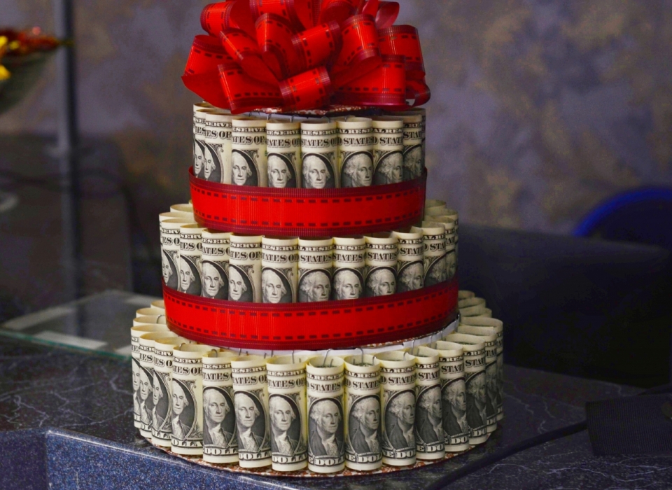用美元制成的蛋糕礼物静物摄影
