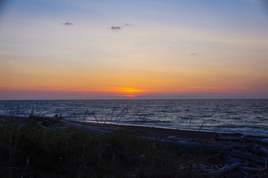 夕阳西下余光照耀海平面美丽风光摄影