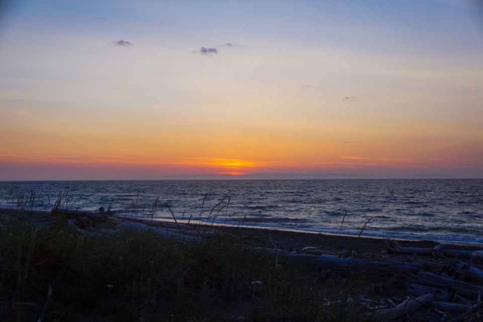 夕阳西下余光照耀海平面美丽风光摄影