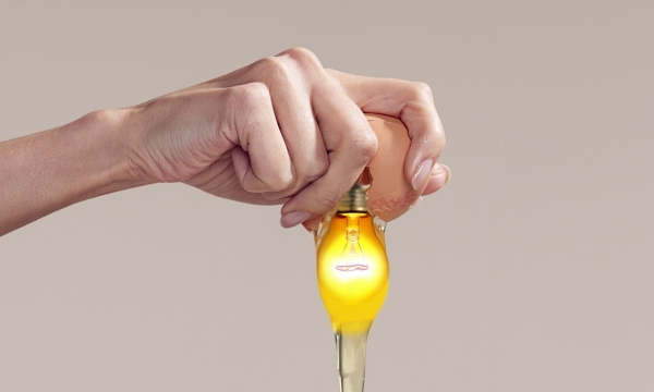 单手敲开鸡蛋特写创意设计