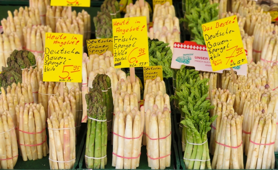 农贸市场新鲜摆放芦笋蔬菜食物