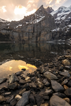 傍晚阳光户外自然山峰倒映湖泊