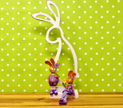 绿色背景木制桌面兔子装饰模型