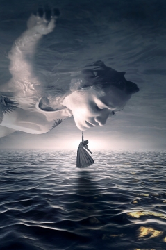 大海上跳舞和埋入水面的女人