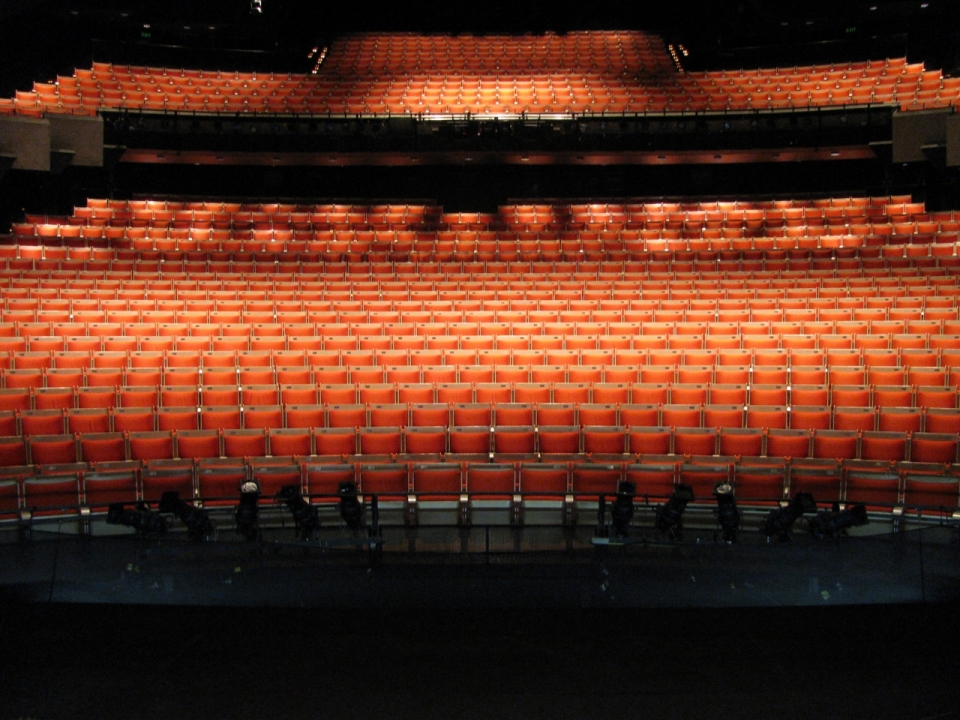 剧院舞台前灯光照在观众座椅上