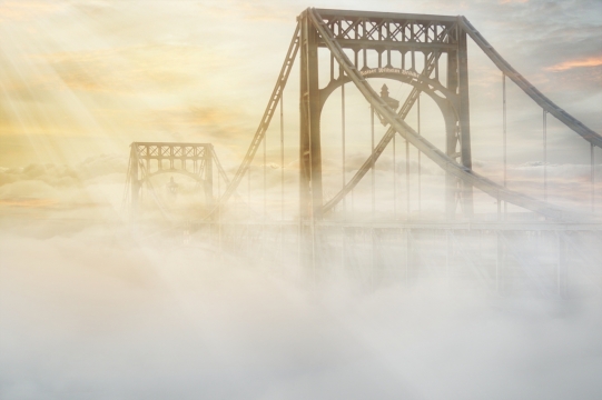 隐藏在云雾中的高大铁桥