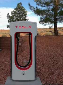 马路边上自助加油站加油机