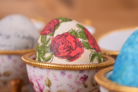 精致陶瓷容器盛放彩绘鸡蛋特写