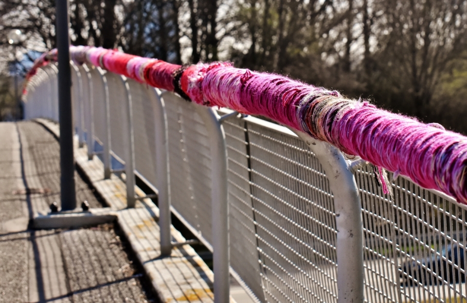 户外桥梁栏杆包裹紫色棉线光照街拍