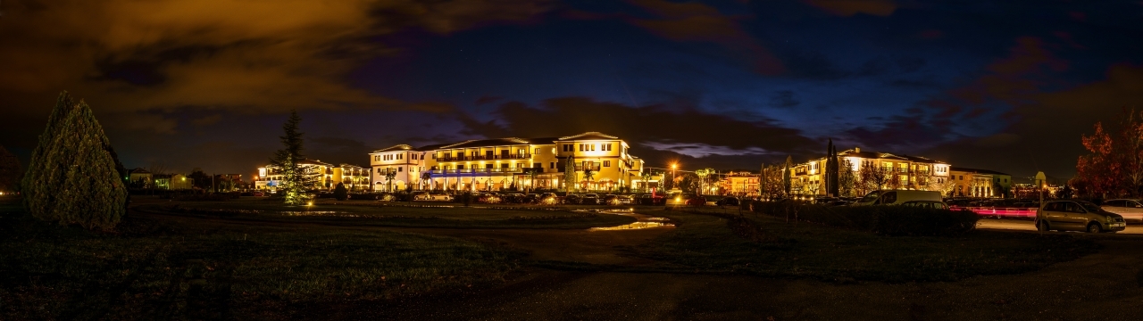 夜晚灯火通明的豪华住宅区房屋全景摄影