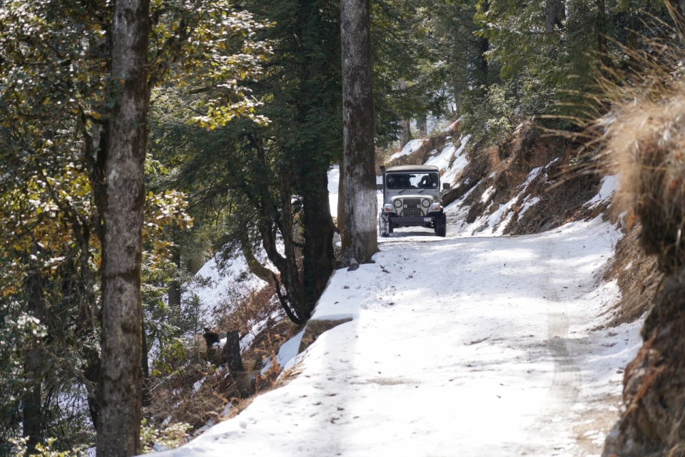 深山积雪道路行驶车辆街拍