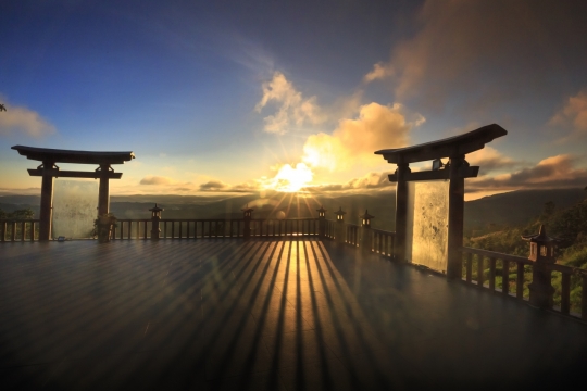 大自然高台上空弥漫云彩阳光美景