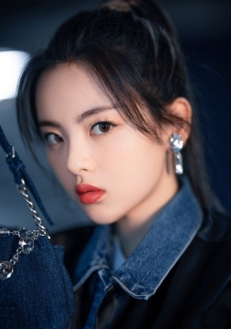 性感美女明星杨超越妩媚写真图片