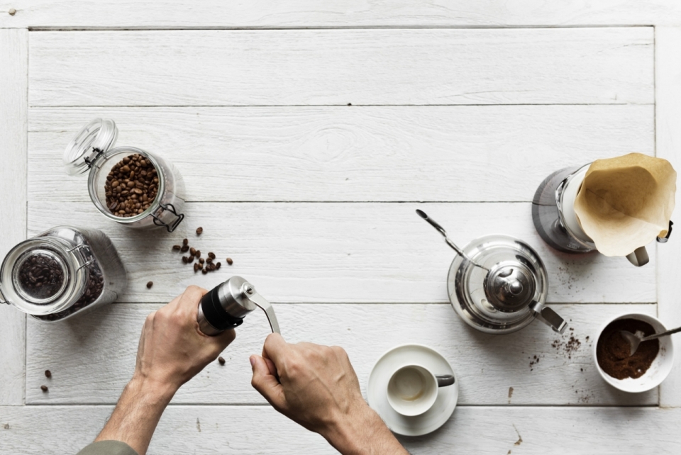 白色木制桌面上冲泡咖啡专业设备研磨咖啡豆