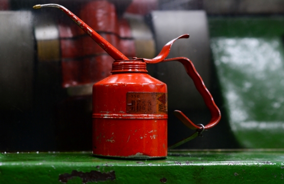 复古设计红色水壶唯美静物