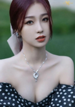 虞书欣一袭抹胸性感身材可欲可甜人间尤物图片