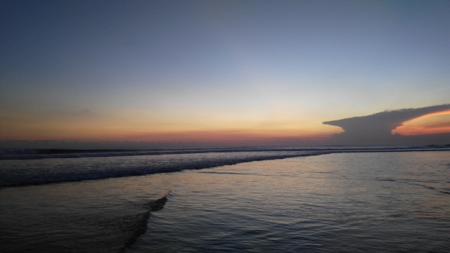 早晨日出天空平静大海海面