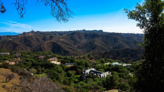 蓝天白云高山环绕的城镇房屋建筑摄影