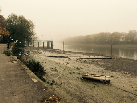 郊外河边搁浅小船怀旧风格