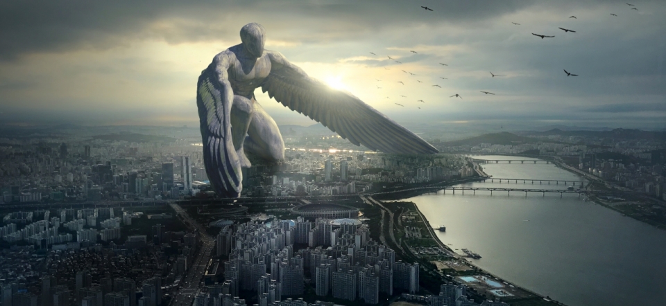 阴沉环境缭绕城市巨大天使石像