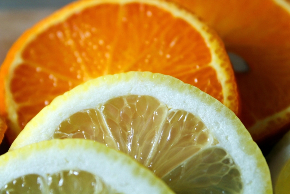 木制桌面新鲜美味柠檬橙子水果切片