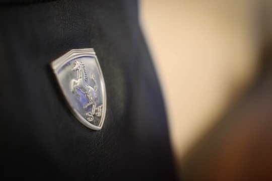 微距摄影_黑色背景下银色法拉利车标