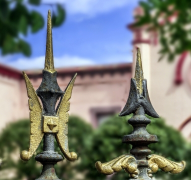 房屋外墙围栏顶部金属雕刻装饰