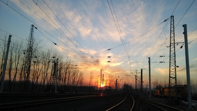 风光摄影_傍晚夕阳天空下城市铁路轨道