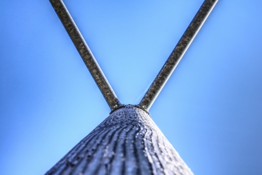 晴朗蓝色天空下游乐场设施建筑仰拍